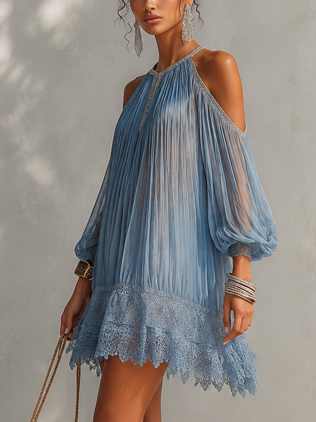 Celeste | Minivestido azul con hombros descubiertos, fruncido y dobladillo de encaje