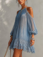 Celeste | Minivestido azul con hombros descubiertos, fruncido y dobladillo de encaje
