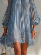 Celeste | Minivestido azul con hombros descubiertos, fruncido y dobladillo de encaje
