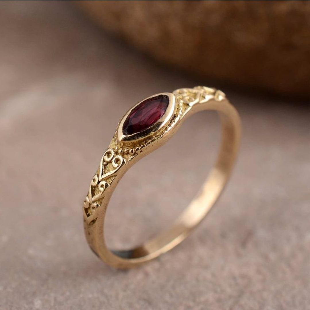 Anillo Vintage Dorado con Piedra Roja