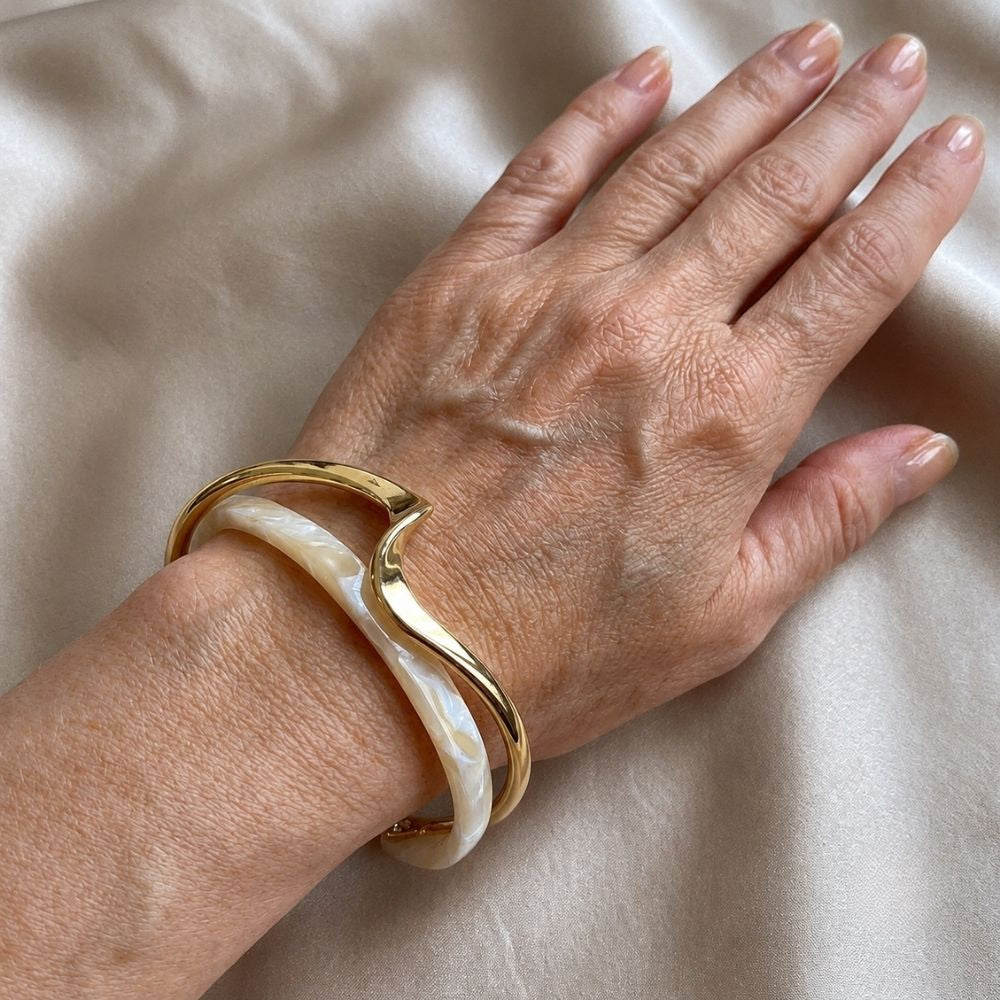 Pulsera Elegante Dorada con Ópalo Blanco