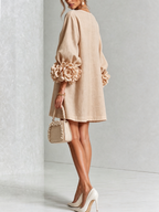 Vestido mini blanco con botones florales y mangas florales extravagantes