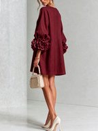 Vestido mini blanco con botones florales y mangas florales extravagantes