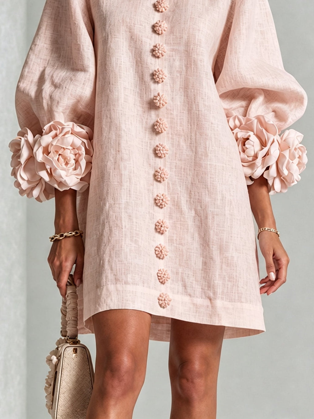 Vestido corto floral rosa con botones y mangas florales sorprendentes