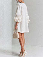 Vestido mini blanco con botones florales y mangas florales extravagantes