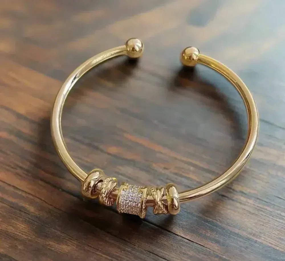 Pulsera Ajustable con Colgantes Dorados