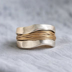 Anillo Plateado con Hilos Dorados