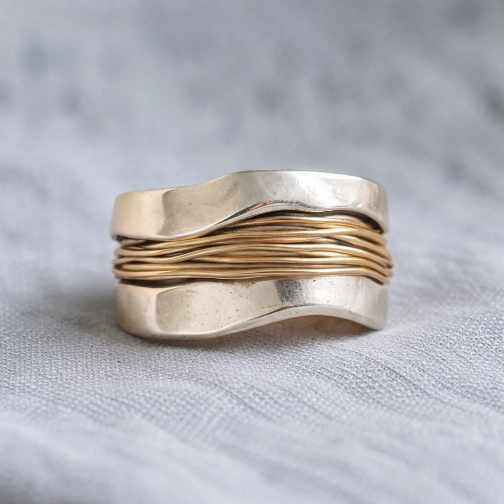 Anillo Plateado con Hilos Dorados
