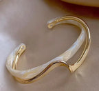 Pulsera Elegante Dorada con Ópalo Blanco